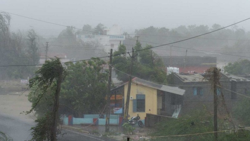 প্রবল ঘূর্ণিঝড় বিপর্যয়ের আঘাতে ভারত ও পাকিস্তানের উপকূলীয় অঞ্চল লন্ডভন্ড