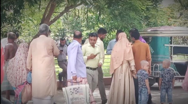 “শহীদ শেখ আবু নাসের বিশেষায়িত হাসপাতাল এ প্রেসক্রিপশনের ছবি তুলতে টানাটানি, অতিষ্ঠ রোগীরা”