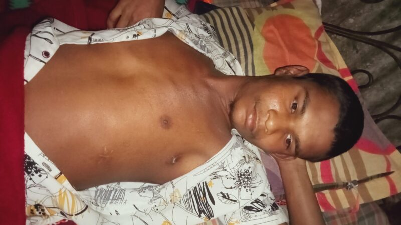 বোনকে ইভটিজিং করার প্রতিবাদ করায় ভাইকে ছুরিকাঘাত, নিরাপত্তাহীনতায় ভুগছেন অসহায় পরিবার।