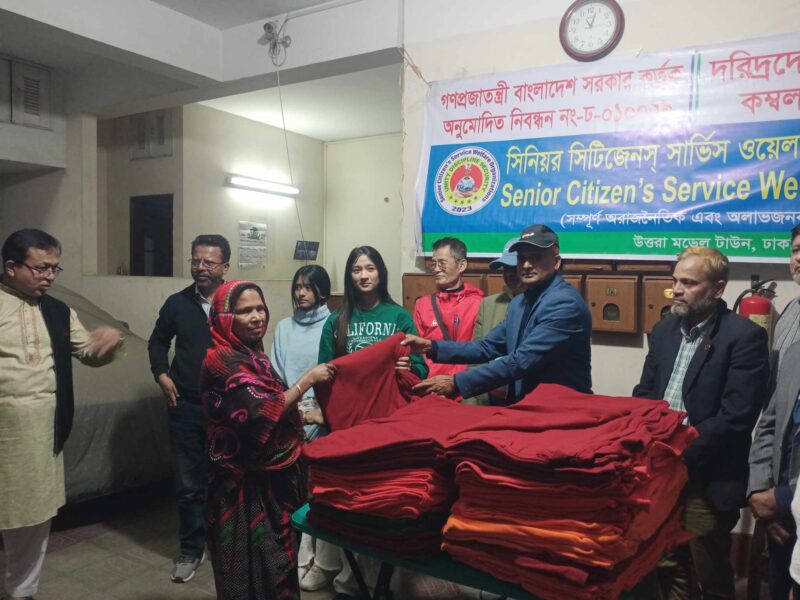 উত্তরায় শীতার্তদের কম্বল দিল সিনিয়র সিটিজেনস্ সার্ভিস ওয়েলফেয়ার অর্গানাইজেশন 