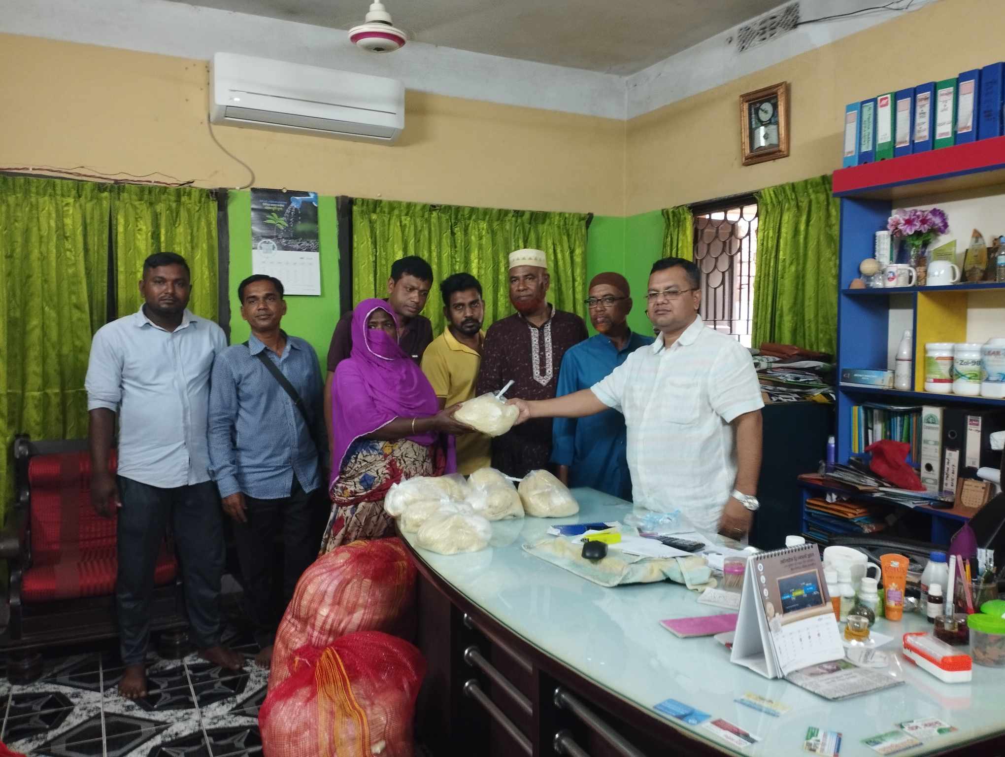 আসক ফাউন্ডেশন সাতক্ষীরা জেলা কমিটির পক্ষ থেকে দুঃস্থ ও ভুমিহীন পরিবারের মাঝে ঈদ সামগ্রী বিতরণ