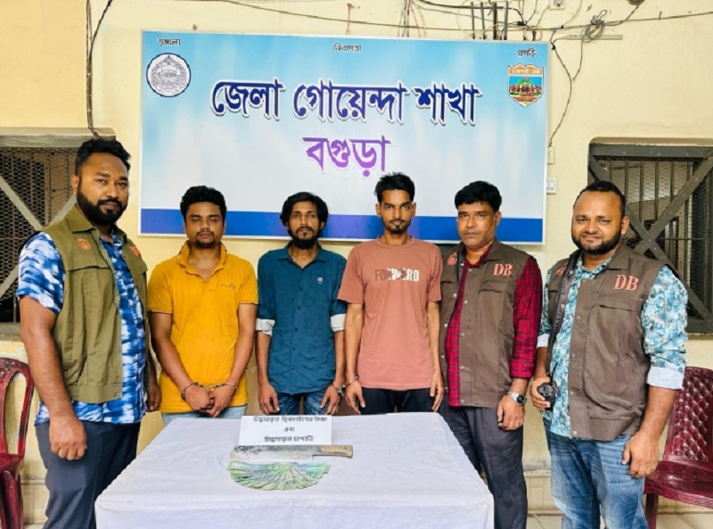 বগুড়ায় চাপাতি ও নগদ টাকাসহ  ৩ ছিনতাইকারী গ্রেফতার