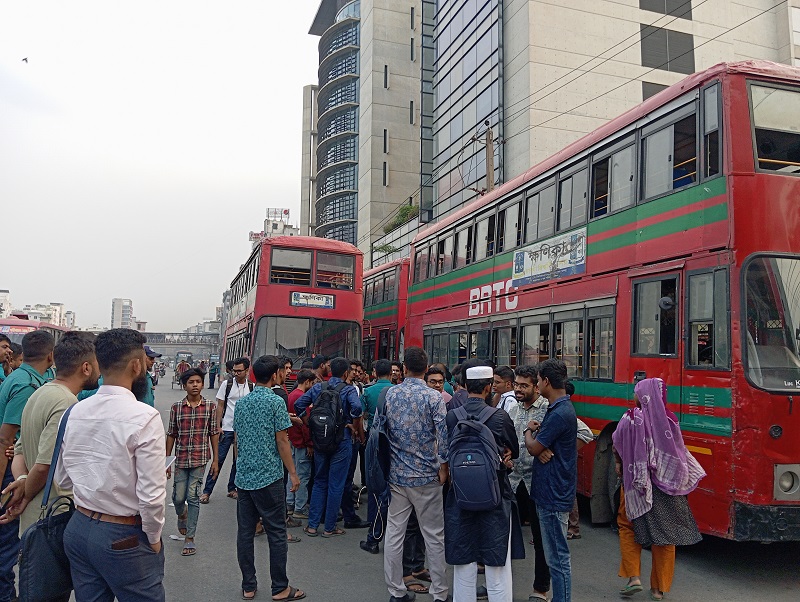 উত্তরায় পরীক্ষার্থী নিহতের ঘটনায় বিআরটিসি বাসে হামলা, আহত ৪ জন