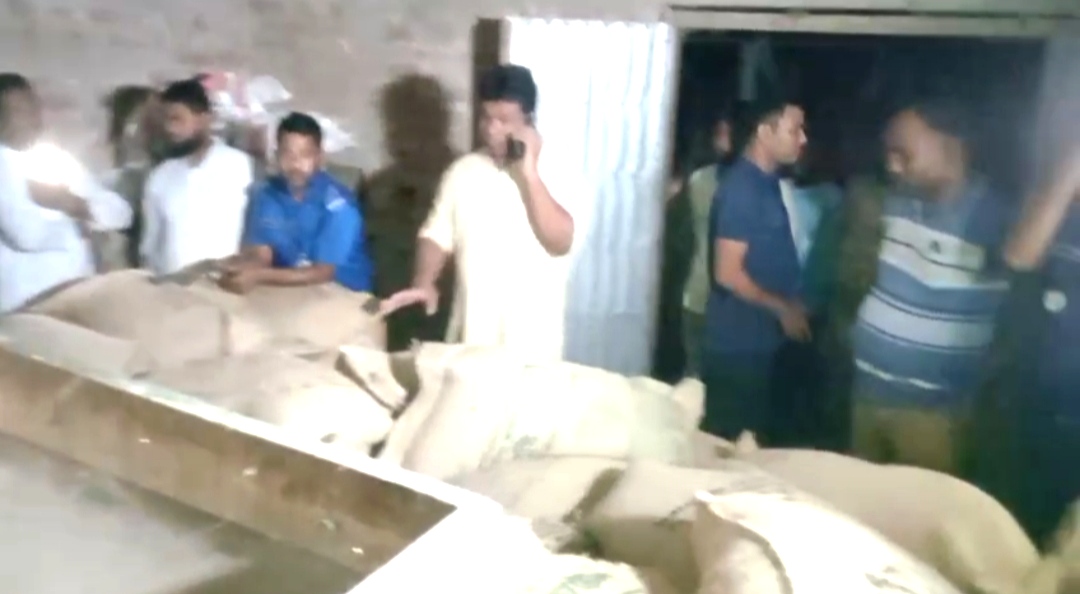 হাকিমপুরে খাদ্যবান্ধব কর্মসূচির সাড়ে ৫ মেঃ টন চাল ও ১০৪টি খালি বস্তা  জব্দ
