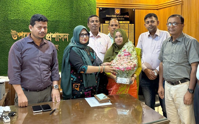 মহেশপুর নবাগত ইউএনও খাদিজা খাতুনকে ফুলের শুভেচ্ছা জানালেন বিদায়ী ইউএনও ইয়াসমিন মনিরা