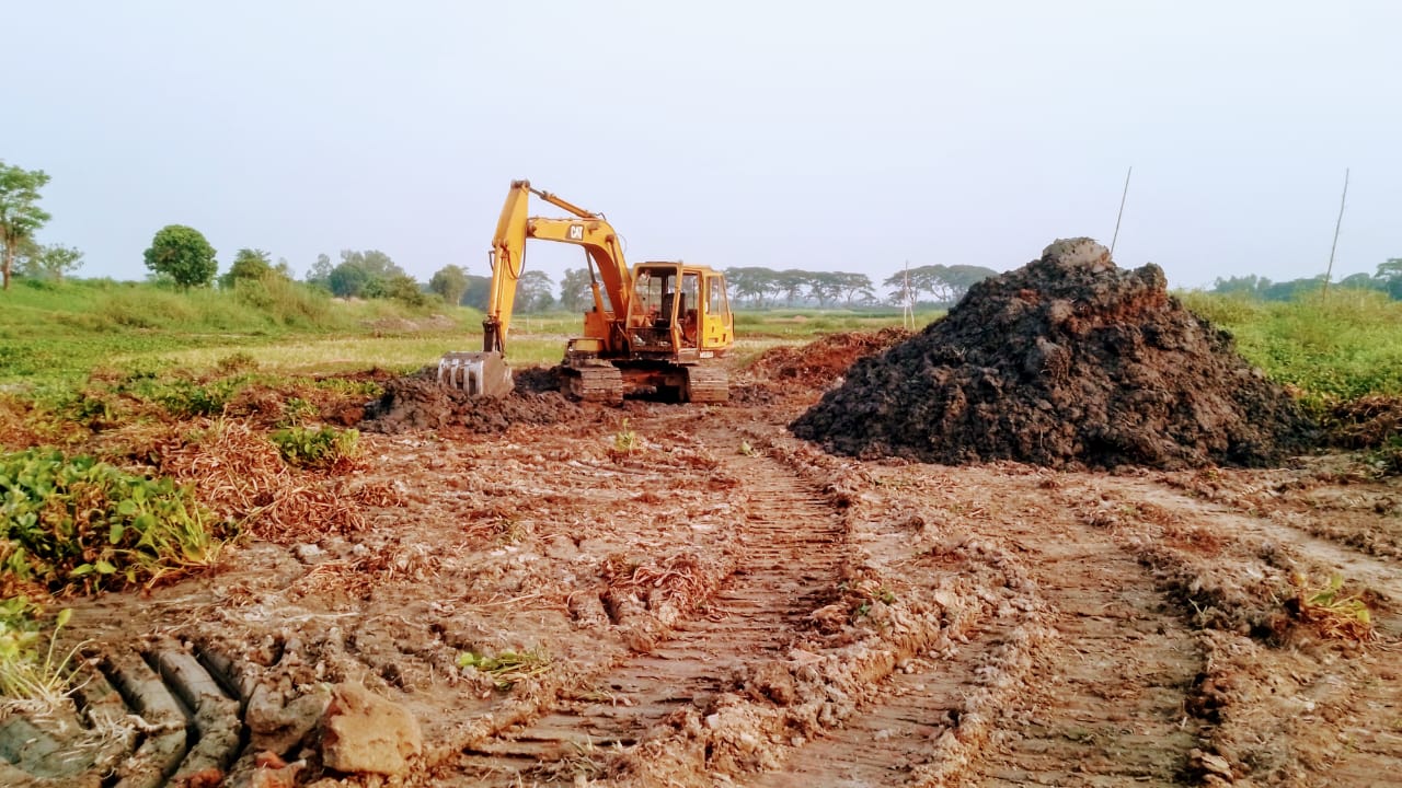 সিংগাইরে ধলেশ্বরী ও কালিগঙ্গা নদীর মাটি যাচ্ছে ই’টভা’টায়