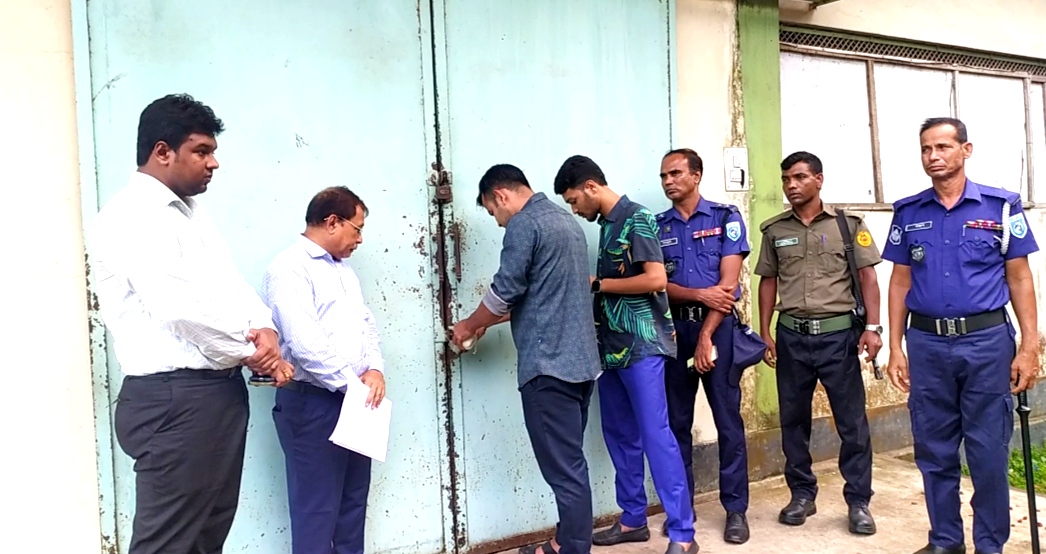 হিলিতে জব্দকৃত চাল-ডাল ও ধানের মালিক ও ম্যানেজারের নামে মামলা