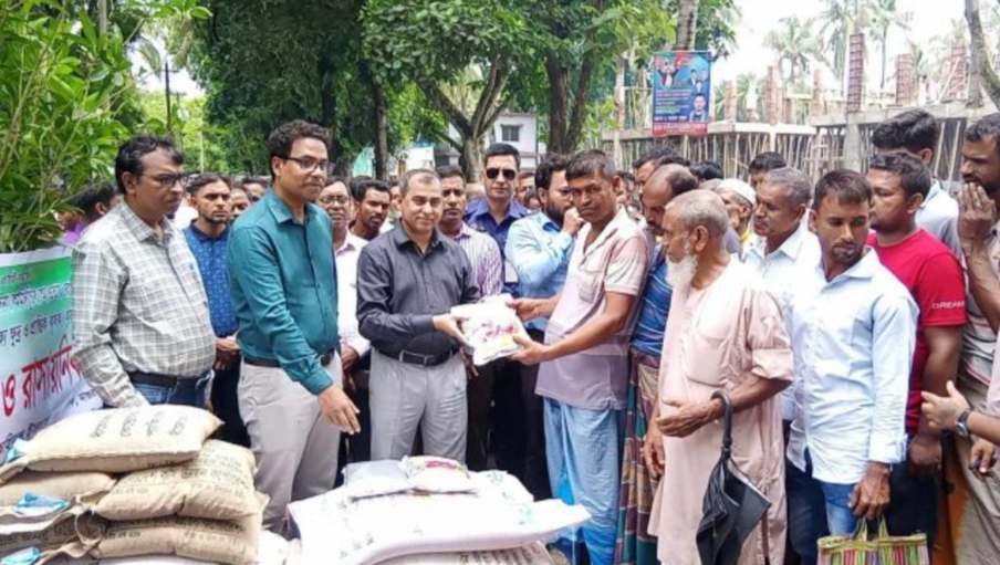 মাগুরার শালিখায় কৃষকদের মাঝে বিনামূল্যে সার ও বীজ বিতরণ