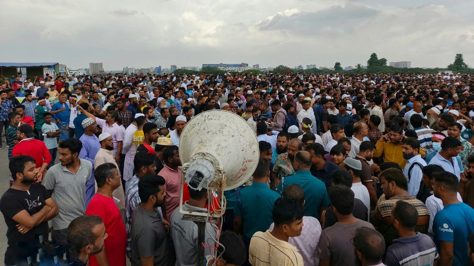 আবদুল্লাহপুর-টঙ্গী সড়কে বেইলি ব্রিজ  স্থাপন ও দ্রুত সড়ক সংস্কারের দাবিতে উড়াল সড়ক অবরোধ 
