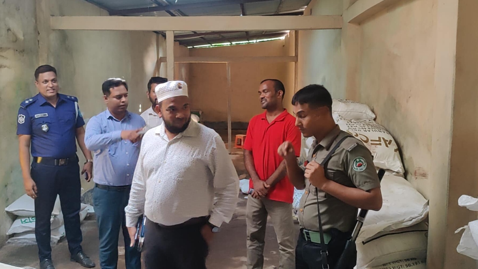 বালিয়াডাঙ্গীতে ১২৪ বস্তা সার জব্দ, ১০ হাজার টাকা জরিমানা