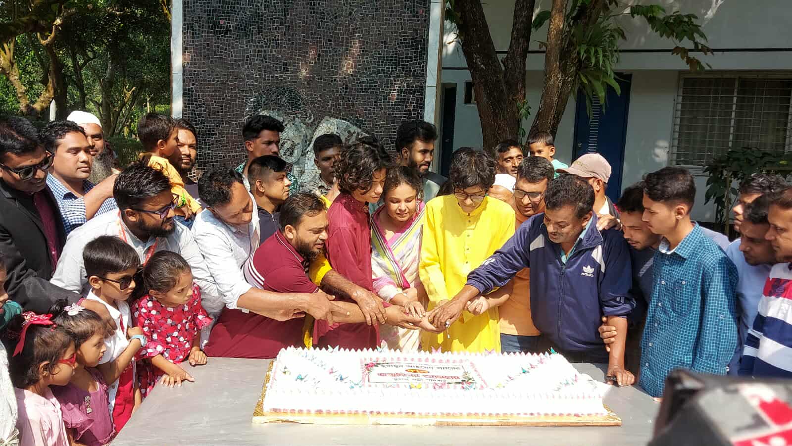 নুহাশপল্লীতে শ্রদ্ধা-ভালোবাসায় হুমায়ূন আহমেদের ৭৭তম জন্মদিন উদযাপন