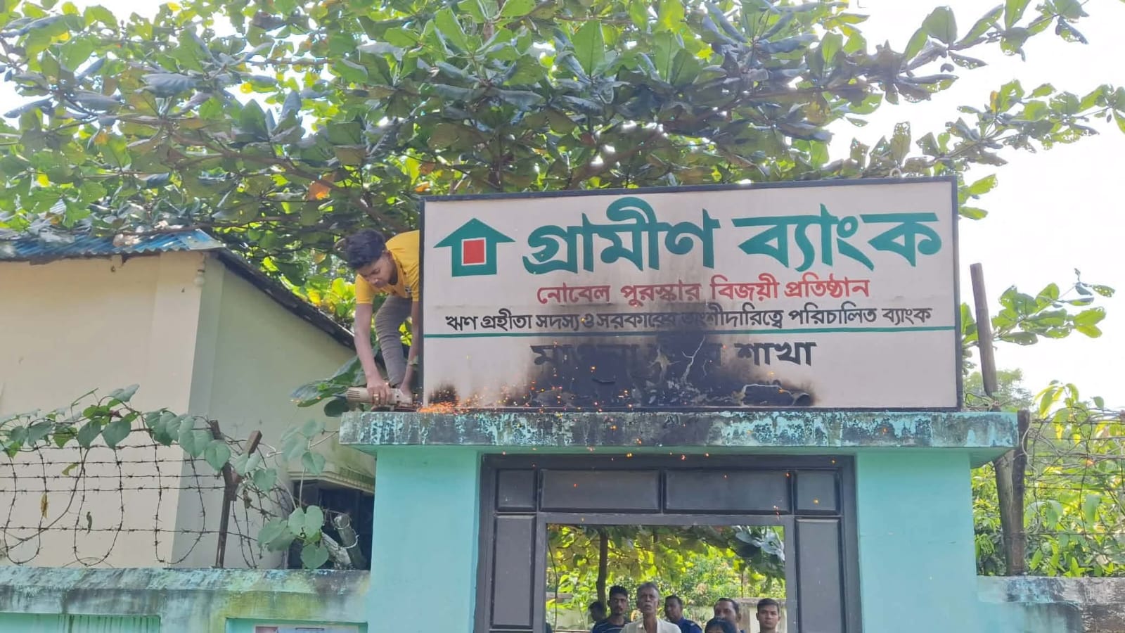 শ্রীপুরে গ্রামীণ ব্যাংক শাখায় পেট্রোল বোমা নিক্ষেপ