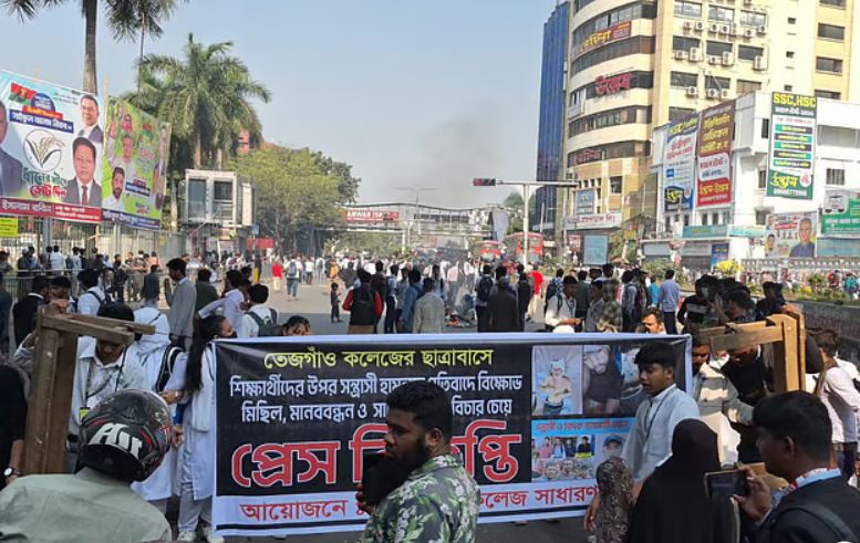 সংঘর্ষে আহত শিক্ষার্থীর মৃত্যু: ফার্মগেটে সড়ক অবরোধ, তীব্র যানজট