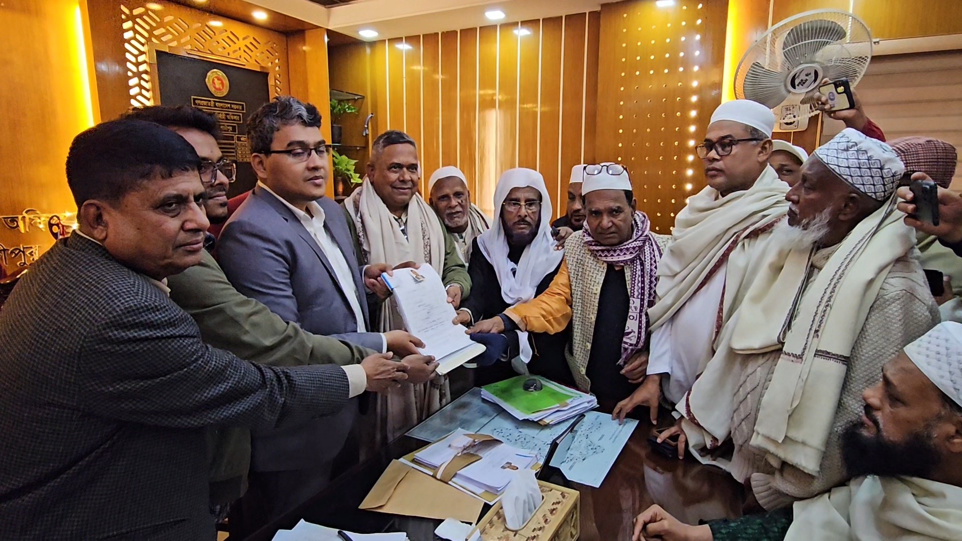 গাজীপুরে উৎসব মুখর পরিবেশে মনোনয়নপত্র জমা দিয়েছেন প্রার্থীরা