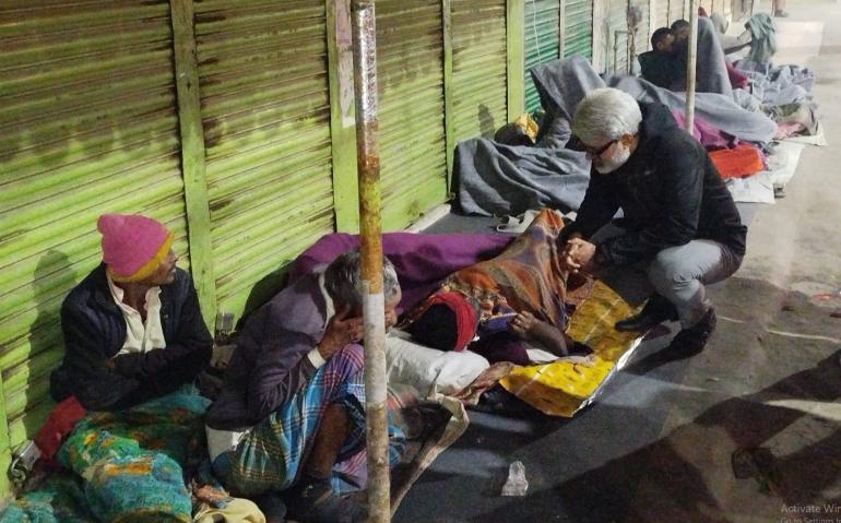 মধ্যরাতে শীতার্তদের দ্বারে দ্বারে গাজীপুরের জেলা প্রশাসক