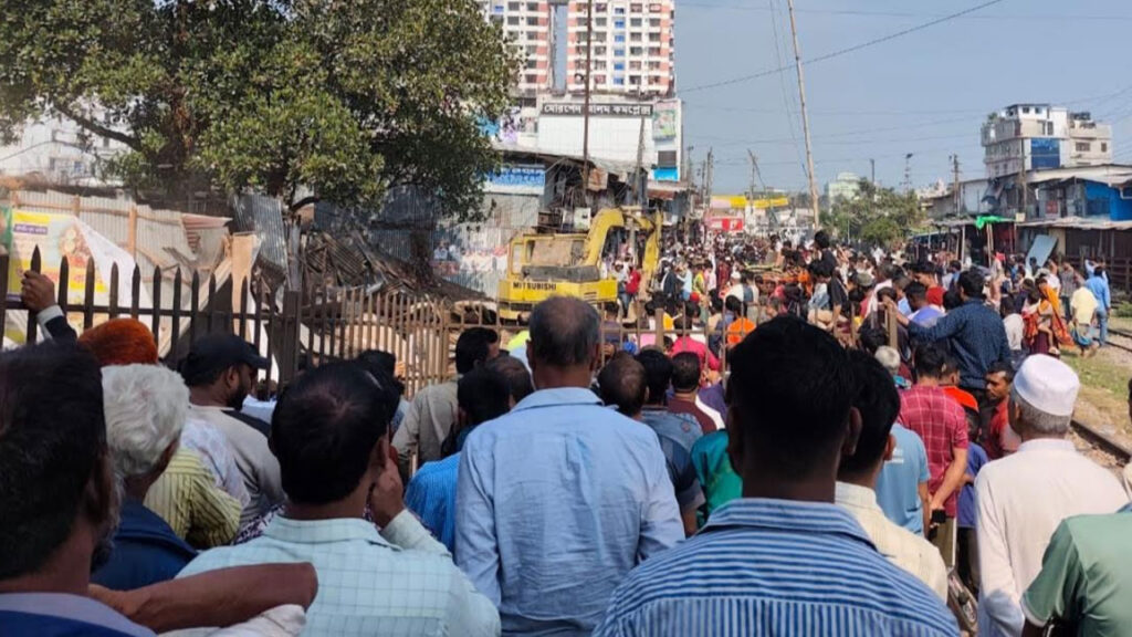 রেললাইনের পাশের ১০৭ দোকান উচ্ছেদ, ফিরল রেলওয়ের ২৬ শতাংশ জমি