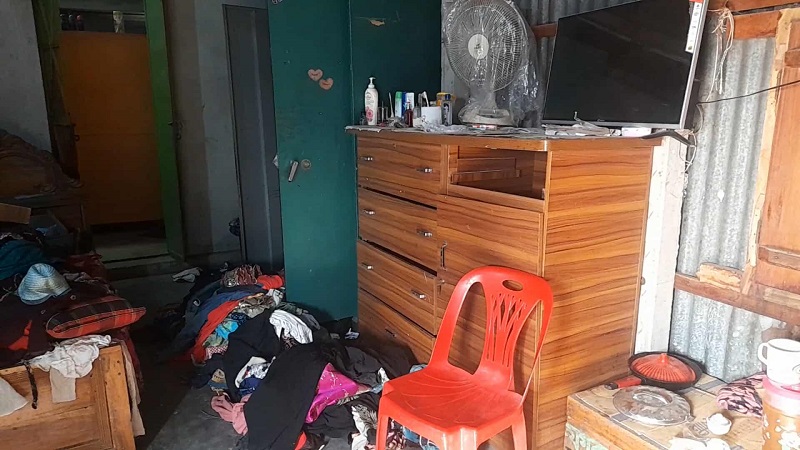 মানিকগঞ্জের সিংগাইরে ডাকাতির ঘটনায় এলাকাবাসীর হাতে আটক এক ডাকাতকে পুলিশ হেফাজতে নেওয়ার দৃশ্য