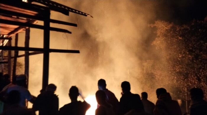 রাঙামাটির বিলাইছড়ি উপজেলার কেংড়াছড়ি বাজারে অগ্নিকাণ্ডের একটি দৃশ্য যেখানে স্থানীয়রা আগুন নেভানোর চেষ্টা করছেন।