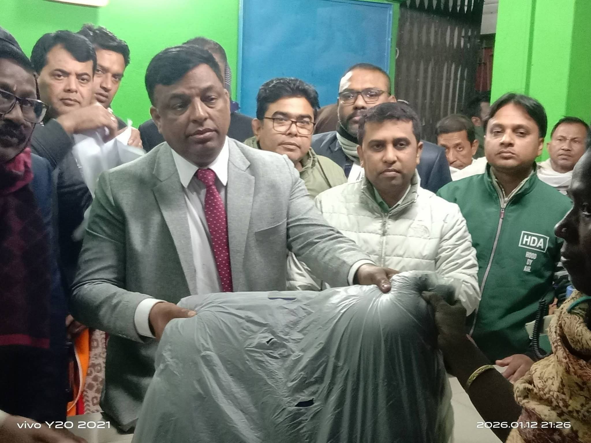 গভীর রাতে জেলা প্রশাসনের কম্বল বিতরণ 