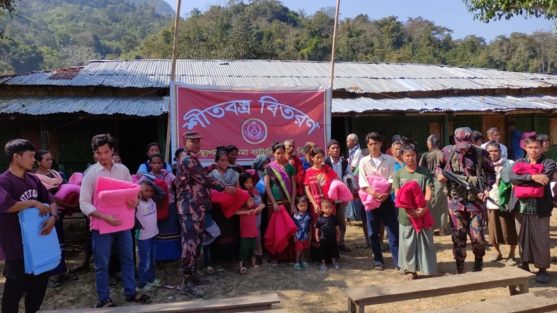 দুর্গম বিলাইছড়িতে রুমা বিজিবির উষ্ণতা; ১২০ পরিবারের মাঝে কম্বল বিতরণ