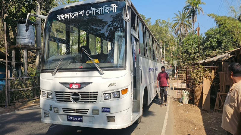 কাপ্তাইয়ে স্কুল বাসের ধাক্কায় পথচারী গুরুতর আহত