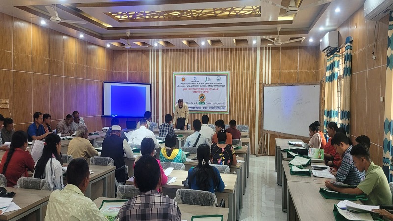 কাপ্তাই হর্টিকালচার ট্রেনিং সেন্টারে প্রশিক্ষক কৃষকদের সামনে নিরাপদ চাষাবাদ ও GAP পদ্ধতির পোস্টার প্রদর্শনের মাধ্যমে প্রশিক্ষণ দিচ্ছেন।