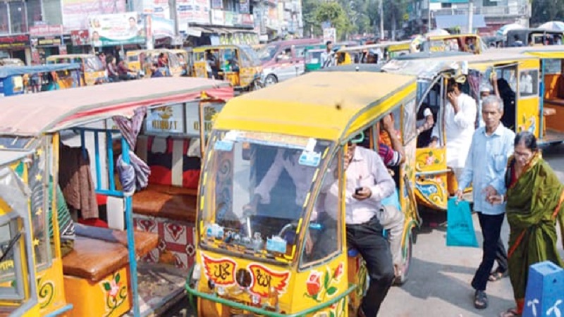 বরিশালে অবৈধ অটোরিকশার যন্ত্রণায় অতিষ্ঠ পথচারী; প্রশাসনের নীরবতা নিয়ে প্রশ্ন