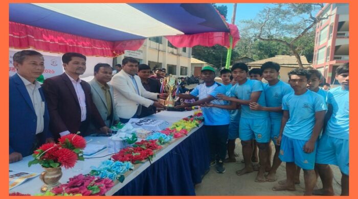 কাপ্তাই উচ্চ বিদ্যালয় মাঠে কাবাডি প্রতিযোগিতার পুরস্কার বিতরণী অনুষ্ঠানে বিজয়ী দলের হাতে ট্রফি তুলে দিচ্ছেন উপজেলা নির্বাহী কর্মকর্তা মো. রুহুল আমিন।