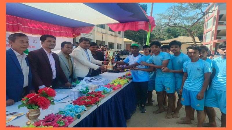 কাপ্তাই উচ্চ বিদ্যালয় মাঠে কাবাডি প্রতিযোগিতার পুরস্কার বিতরণী অনুষ্ঠানে বিজয়ী দলের হাতে ট্রফি তুলে দিচ্ছেন উপজেলা নির্বাহী কর্মকর্তা মো. রুহুল আমিন।