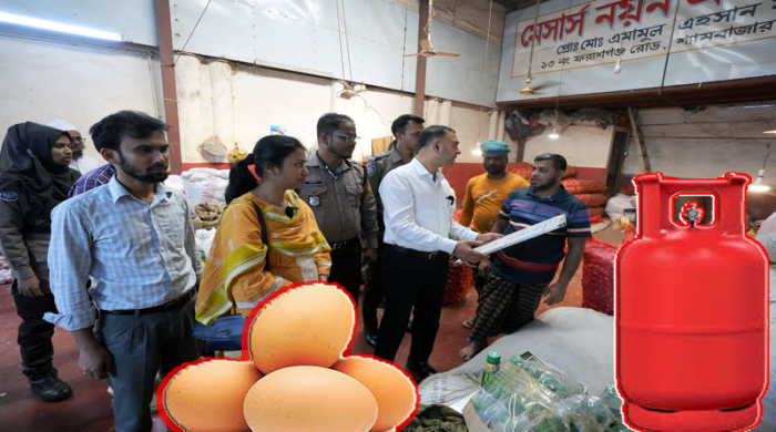 জাতীয় ভোক্তা-অধিকার সংরক্ষণ অধিদপ্তরের কর্মকর্তারা ঢাকার একটি বাজারে পণ্যের মূল্য তালিকা পর্যবেক্ষণ করছেন