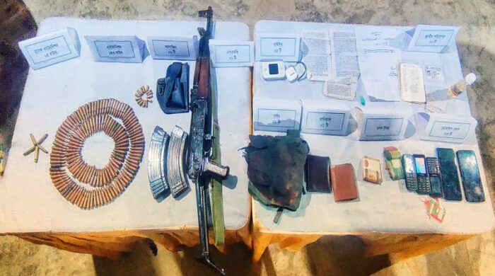 বান্দরবানের পাহাড়ি এলাকায় সেনাবাহিনী কর্তৃক উদ্ধারকৃত ১টি সাবমেশিনগানসহ অনেক কিছু টেবিলের ওপর প্রদর্শিত হচ্ছে