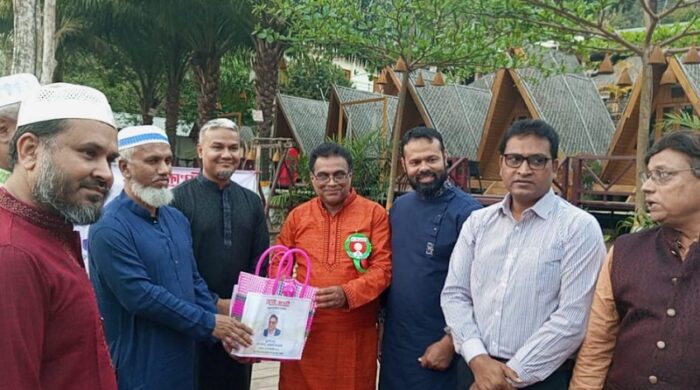 কাপ্তাই নিসর্গ রিভার ভ্যালিতে নৌবাহিনীর কর্মকর্তা ও কেপিএম-এর এমডির হাত থেকে সম্মাননা ক্রেস্ট গ্রহণ করছেন কাপ্তাই প্রেসক্লাবের সভাপতি ও সাধারণ সম্পাদক।