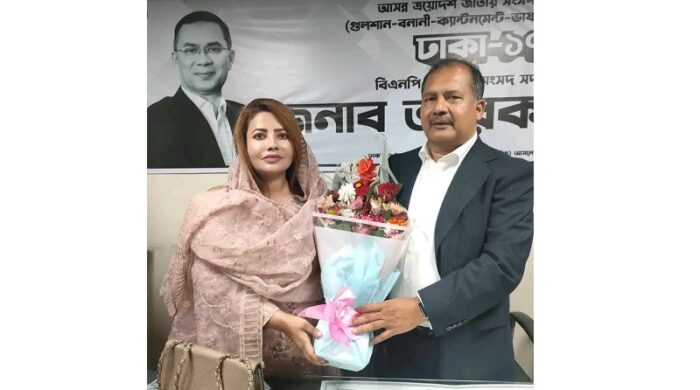 তথ্য ও সম্প্রচার মন্ত্রণালয়ে মন্ত্রী জহির উদ্দিন স্বপনকে ফুলের তোড়া দিয়ে শুভেচ্ছা জানাচ্ছেন বরিশাল মহানগর বিএনপির নেত্রী আফরোজা খানম নাসরীন।