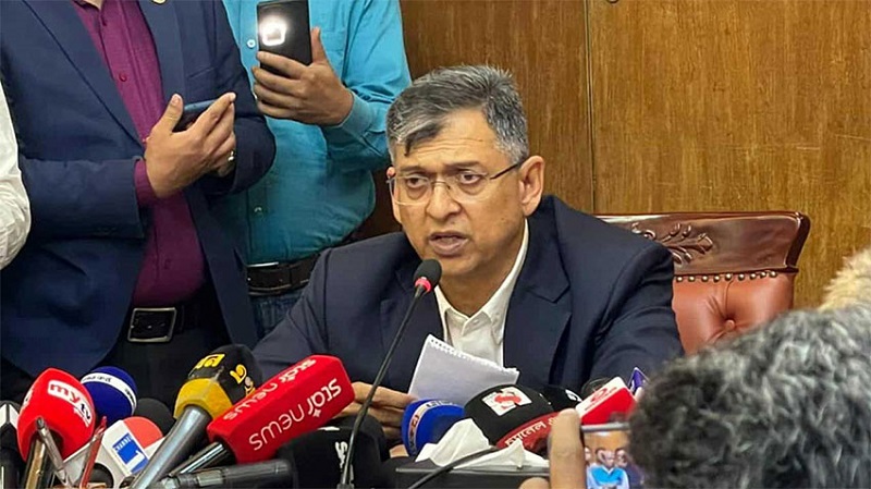 সচিবালয়ে সভাকক্ষে বিভিন্ন দপ্তরের কর্মকর্তাদের সাথে মতবিনিময় শেষে সাংবাদিকদের উদ্দেশ্যে বক্তব্য রাখছেন স্বরাষ্ট্রমন্ত্রী সালাহউদ্দিন আহমদ।