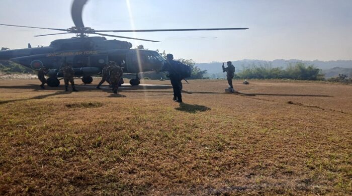 রাঙামাটির বিলাইছড়ি উপজেলার ফারুয়া ইউনিয়নের একটি দুর্গম প্রাথমিক বিদ্যালয় মাঠের পাশে বিমানবাহিনীর হেলিকপ্টার থেকে নির্বাচনী সরঞ্জাম নামাচ্ছেন কর্মকর্তারা