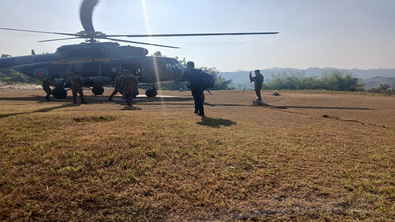 দুর্গম পাহাড়ে হেলিকপ্টারে পৌঁছাচ্ছে ব্যালট বাক্স; রাঙামাটিতে ভোটের প্রস্তুতি তুঙ্গে