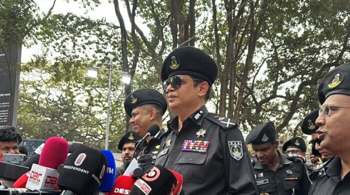 কেন্দ্রীয় শহীদ মিনার প্রাঙ্গণে র‍্যাবের বিশেষ নিরাপত্তা ব্যবস্থা নিয়ে সংবাদ সম্মেলনে বক্তব্য রাখছেন র‍্যাব মহাপরিচালক এ কে এম শহিদুর রহমান।