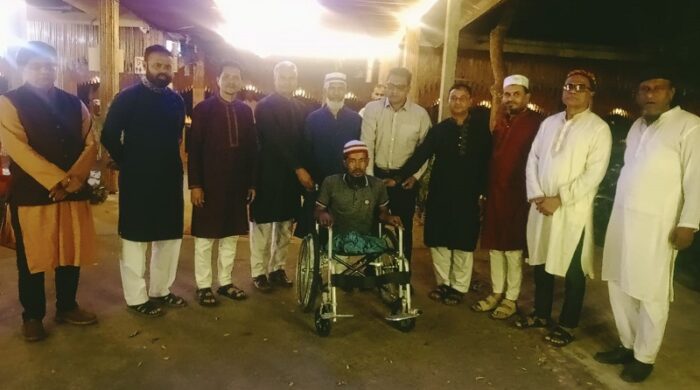 কাপ্তাই নিসর্গ রিভার ভ্যালিতে সাবেক চেয়ারম্যান দিলদার হোসেন ও নৌ বাহিনীর কর্মকর্তাদের উপস্থিতিতে একজন দুই পা হারানো ব্যক্তিকে হুইল চেয়ার দেওয়া হচ্ছে।