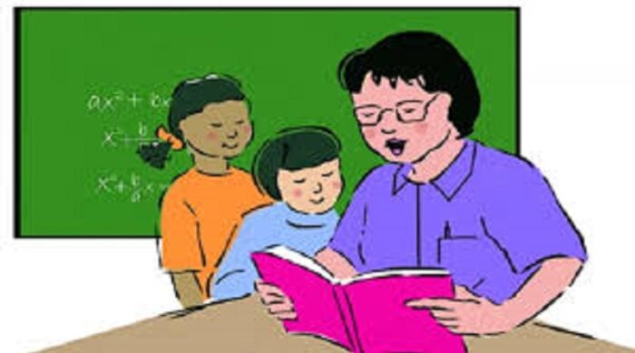 একটি জরাজীর্ণ ডেস্কের সামনে বসে চিন্তিত মুখে খাতা দেখছেন একজন কিন্ডারগার্টেন শিক্ষক, যার পেছনে একটি আধুনিক ও চাকচিক্যময় স্কুলের দেয়ালচিত্র দেখা যাচ্ছে