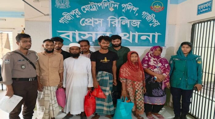 গাজীপুর বাসন থানা পুলিশের অভিযানে গ্রেফতারকৃত মাদক ও অস্ত্র মামলার আসামিদের সারিবদ্ধভাবে দাঁড়িয়ে থাকা একটি স্থিরচিত্র।