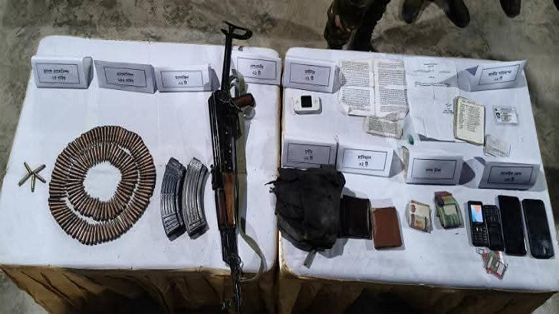 বান্দরবানের রুমায় সেনাবাহিনীর অভিযানের পর উদ্ধারকৃত অস্ত্র ও গোলাবারুদের দৃশ্য