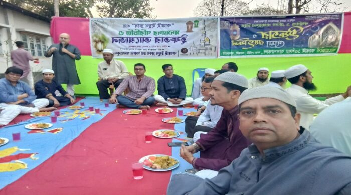 কাপ্তাই ১০ শয্যা হাসপাতাল চত্বরে এতিম ও পথশিশুদের সাথে সারিবদ্ধভাবে বসে ইফতার করছেন ডা. রুইহলা অং মারমা ও অন্যান্য অতিথিবৃন্দ।