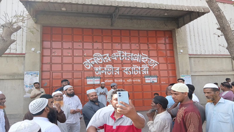 সিংগাইরে অবৈধ সিসা কারখানার বিষাক্ত ধোঁয়ায় পরিবেশ দূষণের দৃশ্য।