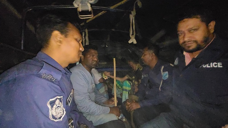 গাজীপুরে পুলিশের ওপর হামলা, হ্যান্ডকাফসহ পালিয়ে যাওয়া ২ আসামি ফের গ্রেফতার