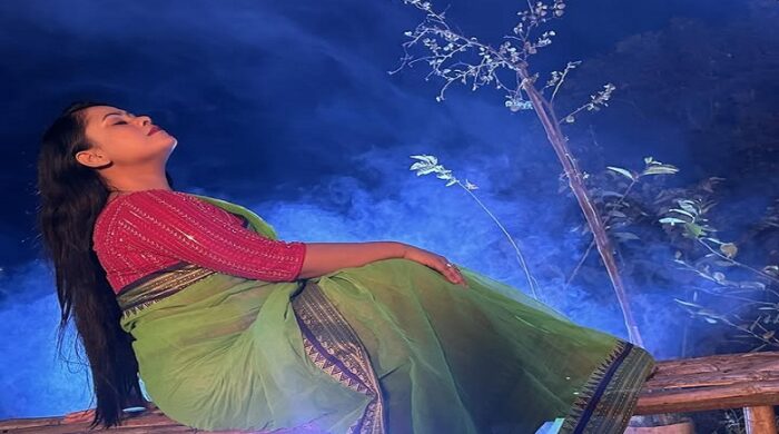 ল আলোর ব্যাকগ্রাউন্ডে সবুজ শাড়ি পরা অভিনেত্রী মাফিয়া বিথি স্নিগ্ধ ভঙ্গিতে বসে আছেন।