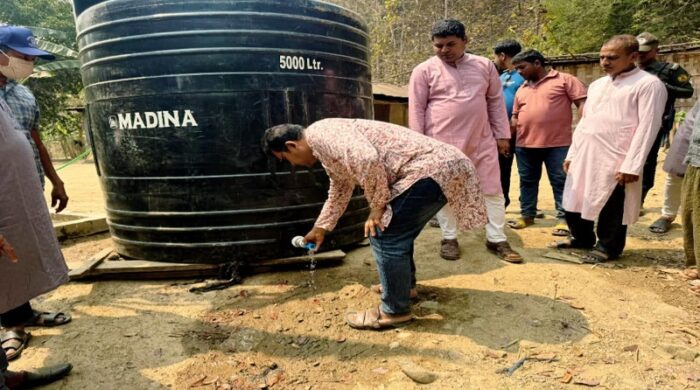 কাপ্তাইয়ের শিলছড়ি মহাজন মার্মা পাড়ায় পানি প্রকল্পের উদ্বোধন করছেন ইউএনও রুহুল আমিন এবং আনন্দিত এলাকাবাসীর ভিড়।