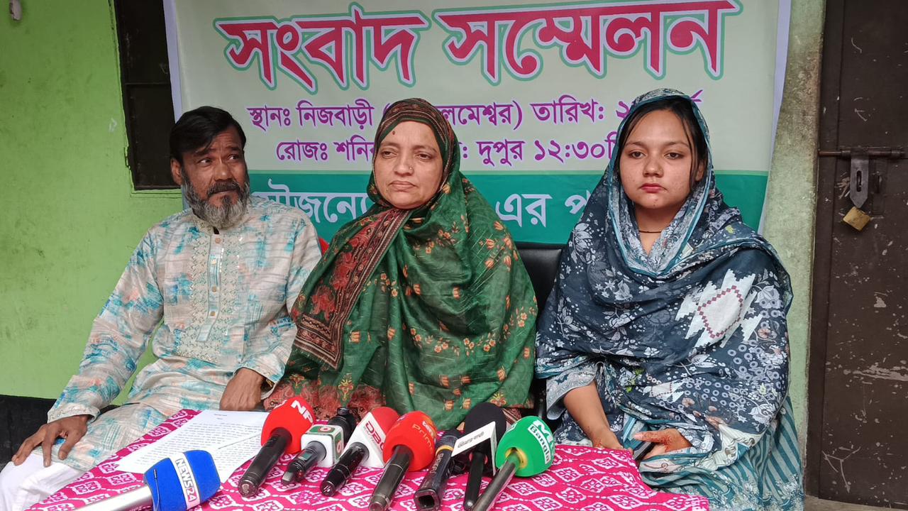 গাছা থানার পুলিশের বিরুদ্ধে ছেলেকে তুলে নেওয়া ও হয়রানির অভিযোগে সংবাদ সম্মেলন