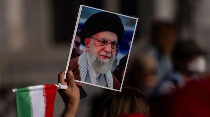 ইরানে বিমান হামলার পর ধ্বংসস্তূপ ও আকাশে আগুনের লেলিহান শিখা।