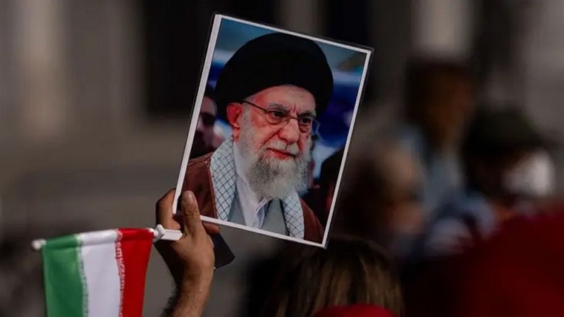 ইরানে বিমান হামলার পর ধ্বংসস্তূপ ও আকাশে আগুনের লেলিহান শিখা।