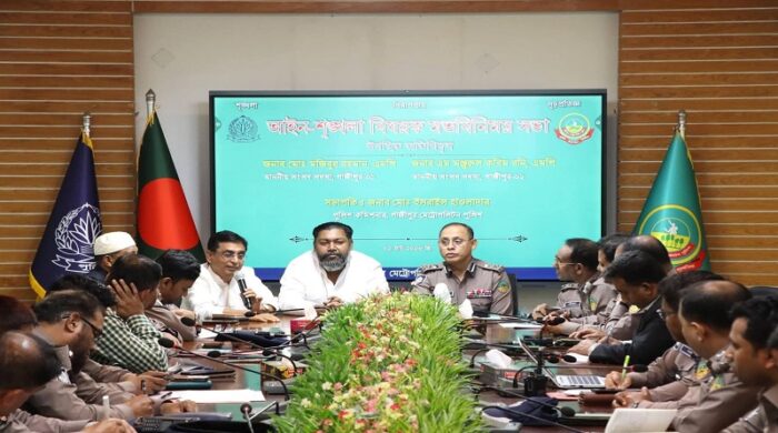 গাজীপুর মেট্রোপলিটন পুলিশের সদর দপ্তরে সংসদ সদস্যদের উপস্থিতিতে অনুষ্ঠিত মতবিনিময় সভার একটি মুহূর্ত।